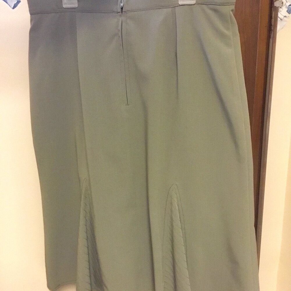 Green skirt, size 9.  Beautiful kaki green.